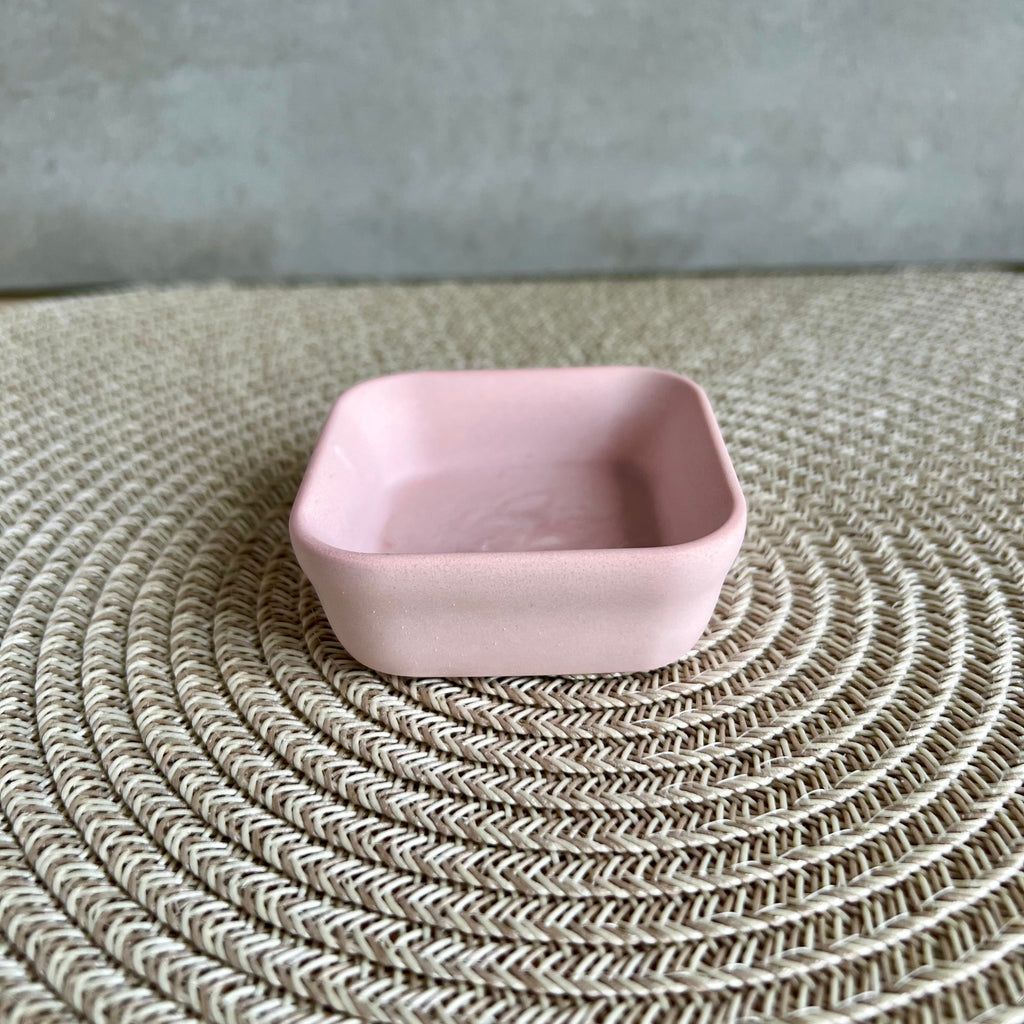 Eine kleine vierekige Rosa Schmuck-Schale