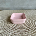 Eine kleine vierekige Rosa Schmuck-Schale