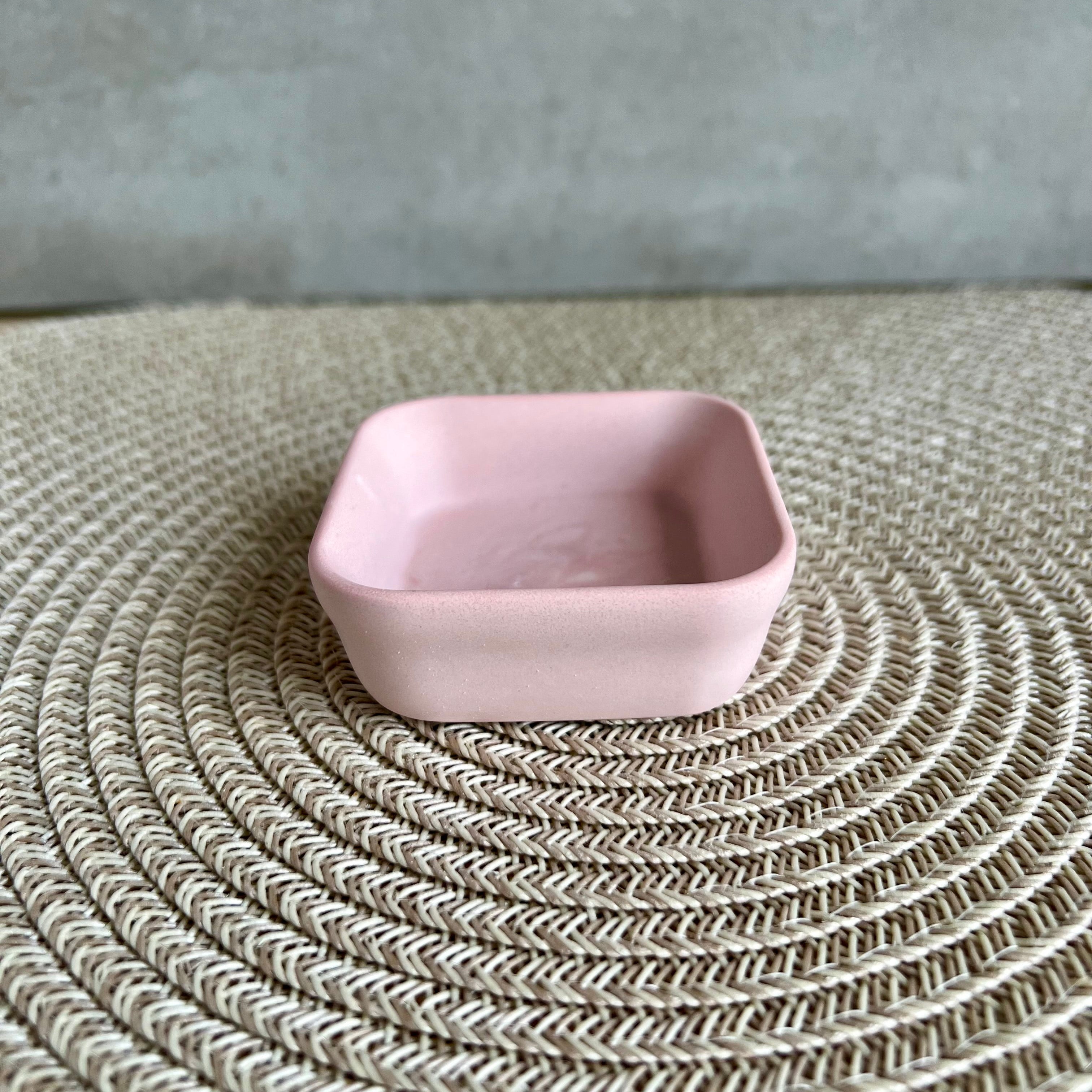 Eine kleine vierekige Rosa Schmuck-Schale